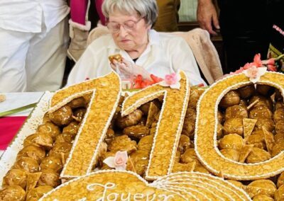 On her 110th birthday. (Source: La Nouvelle République)