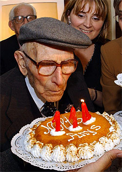 Riudavets Moll on his 114th birthday, in December 2003. (Source: Elmundo.es)