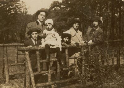 (In white) with her family in New Orleans, US in 1911. (Source: vilaweb.cat)