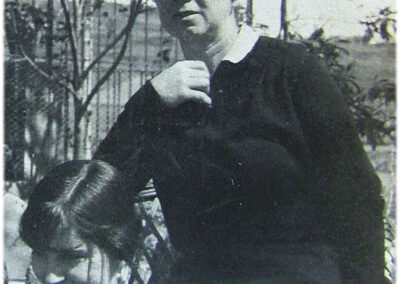 With her mother in 1923. (Source: x.com/MariaBranyas112)