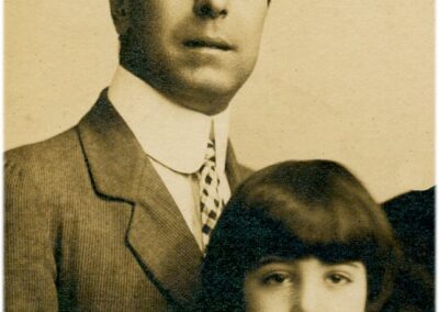In 1914, aged 7, with her father. (Source: x.com/MariaBranyas112)