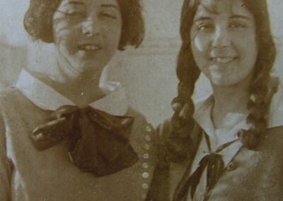 With her sister in 1923. (Source: x.com/MariaBranyas112)