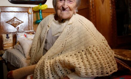 On her 117th birthday, 29 November 2016. (Source: REUTERS)