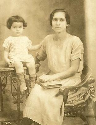Gerena Rivera (right; aged 27) with her daughter Carmen (left; aged 2). (Source: Gerontology Wiki)