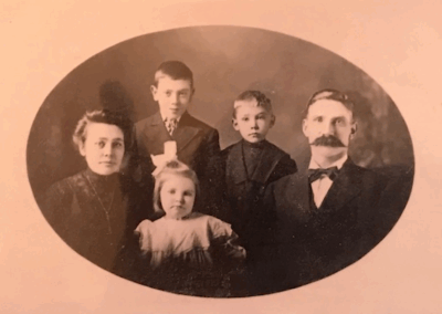 As a child, with her family. (Source: agweek.com)