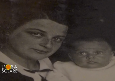 With one of her children. (Source: Tv2000it)