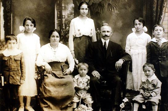 With her parents and siblings. (Source: Farone & Son Inc)
