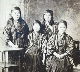 Shimizu (second from the left) while she was working as a telephone operator in the early Showa era (around 1926). (Source: Chunichi Shimbun, 30 April 2019)
