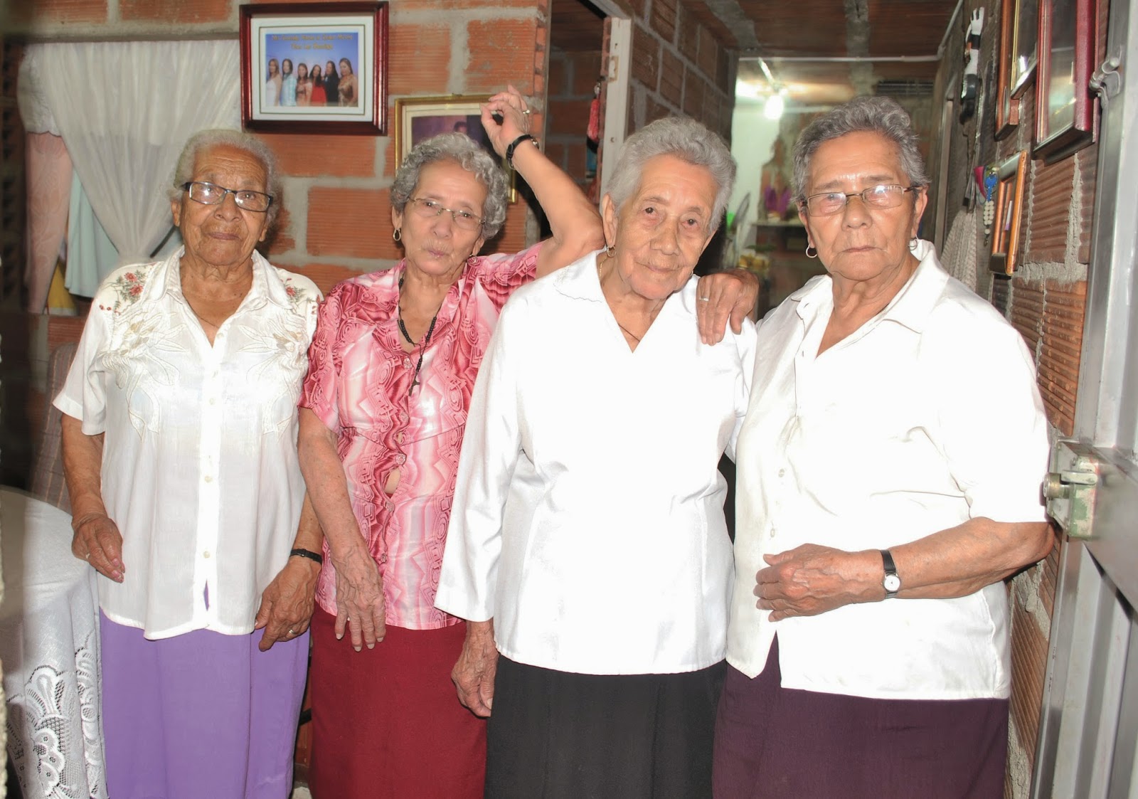 In April 2014, aged 103 (second from the right), with her daughters. (Source: Comunidad al Día)
