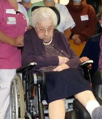 On her 113th birthday in 2022. (Source: La Nouvelle République)