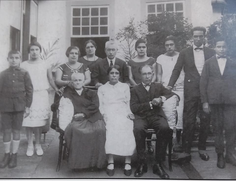Pires Daher (2nd on the left) with her family in 1926. (Source: Gerontology Wiki)