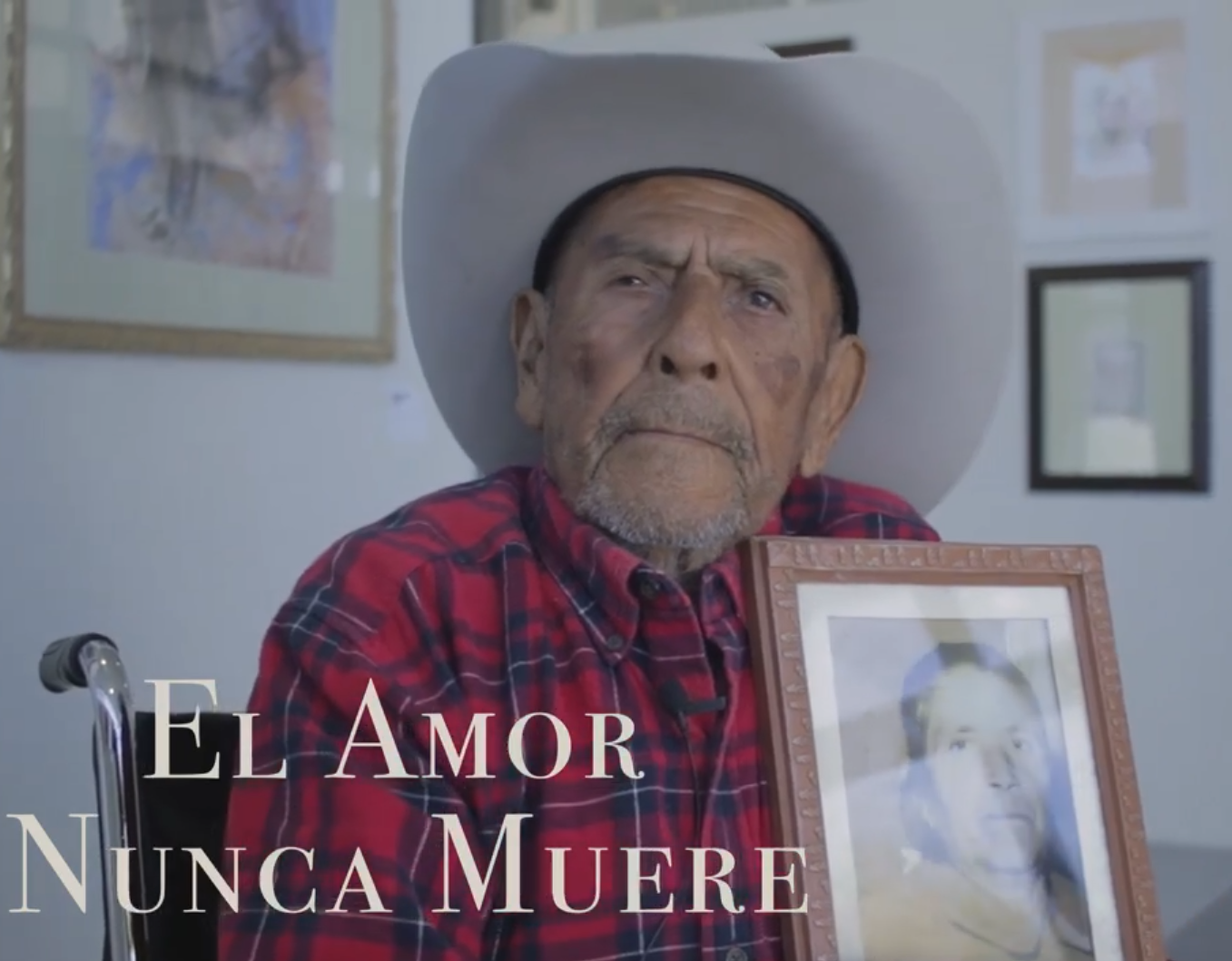 In February 2023, aged 108, holding a picture of his wife. (Source: Facebook/Dirección de Arte y Cultura de Nuevo Laredo)