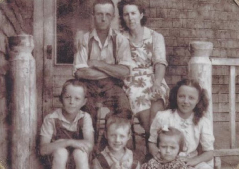 With her husband and their children. (Source: Radio-Canada.ca)