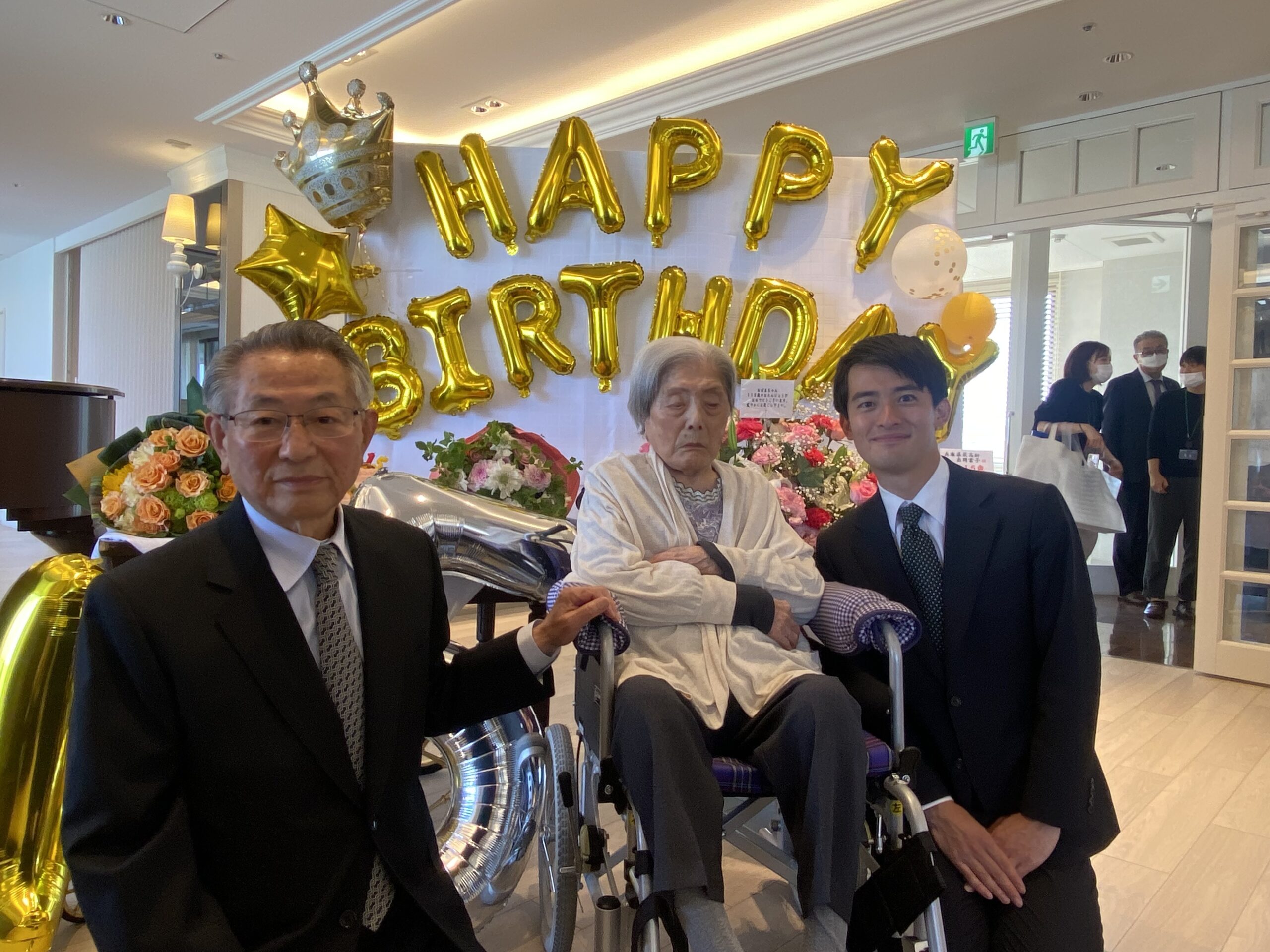 From left to right: Mrs. Itooka's son, Tomiko Itooka, and the Mayor of Ashiya (Source: chikusakai.jp)