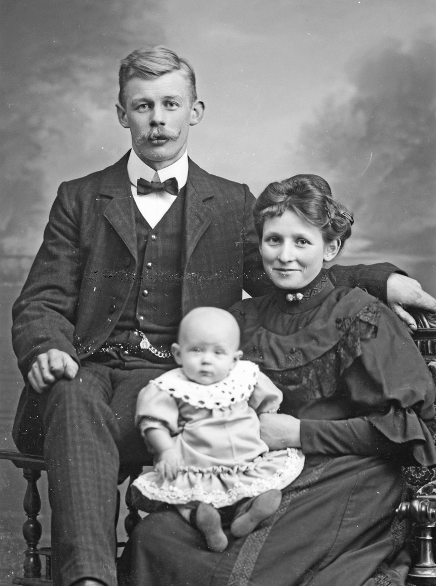 As a newborn child with her parents in 1908. (Source: Kristeligt Dagblad)