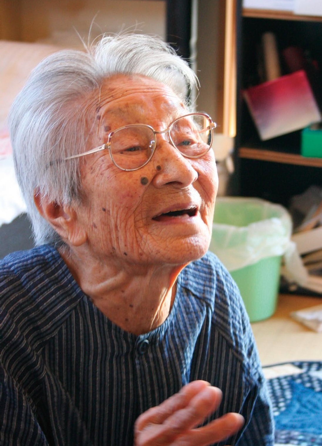 On her 105th birthday in 2009. (Source: Kanda Town)