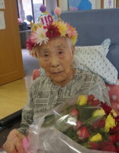 On her 110th birthday in 2016. (Source: Facebook (社会福祉法人 信和会))
