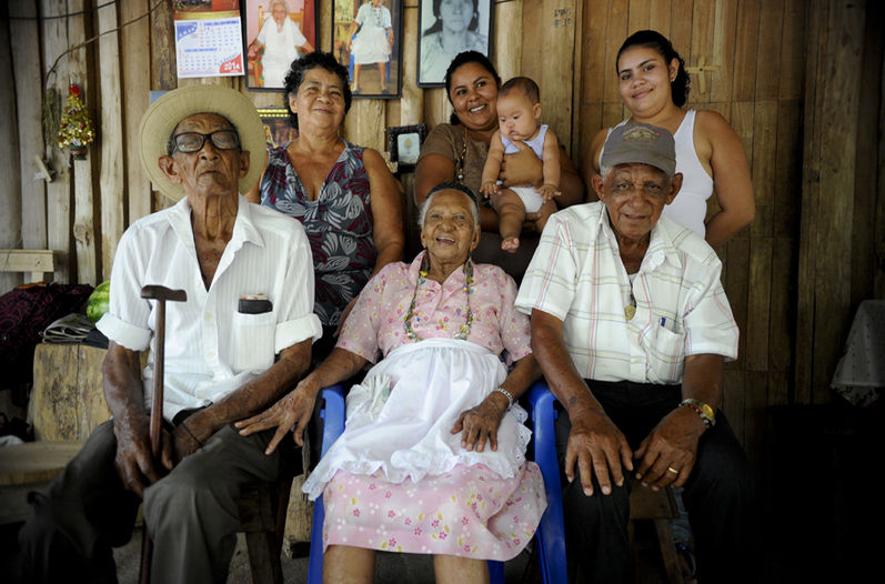 In January 2014, aged 107, with six generations of her descendants. Her son (sitting on left) was 91, while the youngest, the great-great-great-granddaughter, was 5 months old. (Source: La Nación)