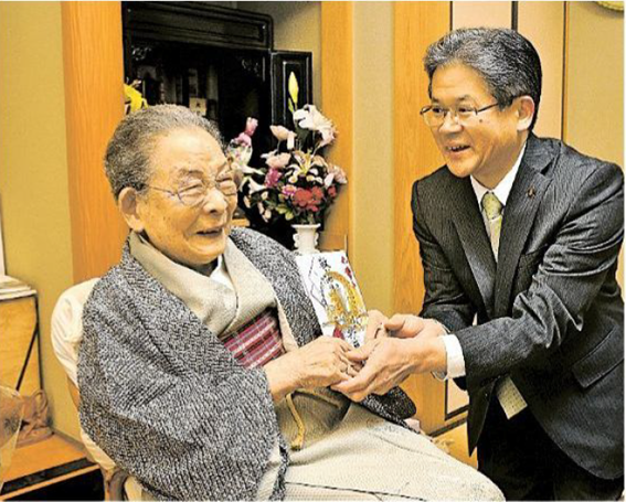 In February 2013, aged 100. (Source: Sanyo Shimbun)