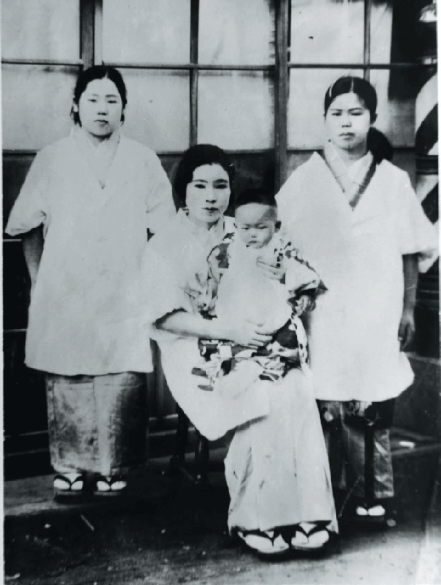 Mrs. Hakoishi (right) at the age of 14. (Source: tyojyu.or.jp)