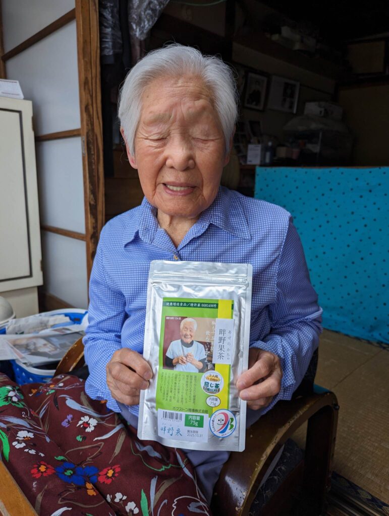 The health tea made from wild herbs, which her eldest son, Hidemasa, has researched and created, is one of the secrets of her healthy longevity.