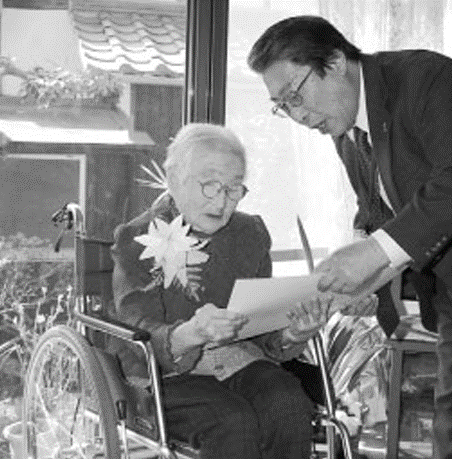On her 100th birthday in 2008. (Source: Sanyo Shimbun)