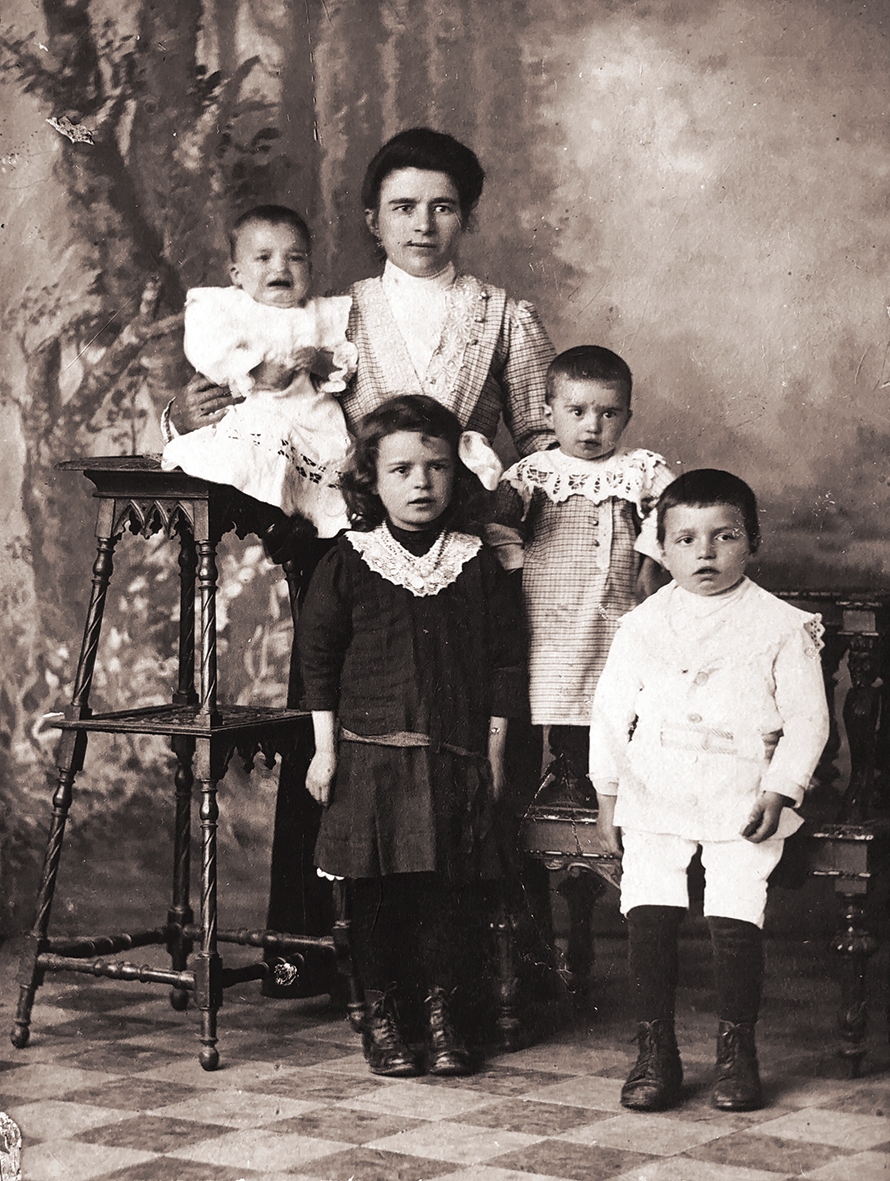 At the age of 6, with her mother and brothers. (Source: Corriere Milano)