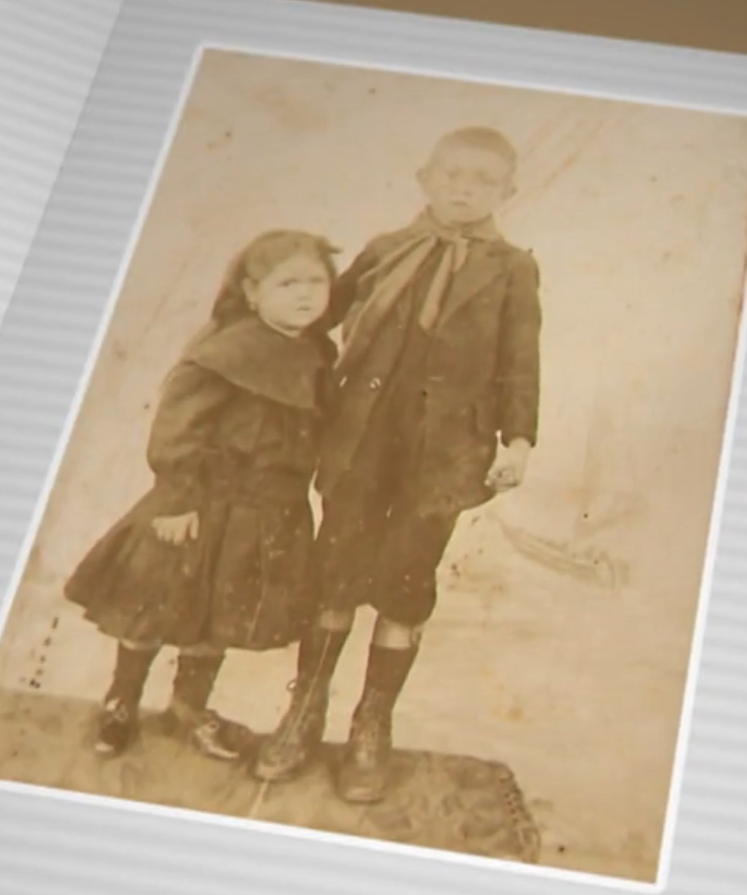 As a child, with her older half-brother. (Source: G1 Paraná)