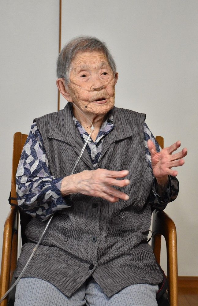 On her 112th birthday in 2023. (Source: Hokkaido Shinbun)