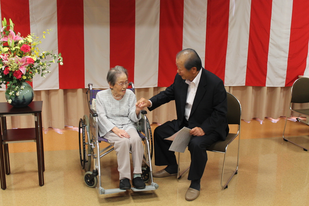 In September 2016, aged 105, along with the Mayor of Oyama. (Source: Oyama Town Public Relations)