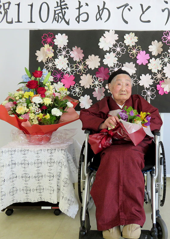 On her 110th birthday in March 2023. (Source: Iwate Nichinichi Shinbun)