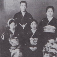 On her wedding day i 1935. Isaka is seated on the left, her husband is standing in the back. (Source: yomotto.jp)