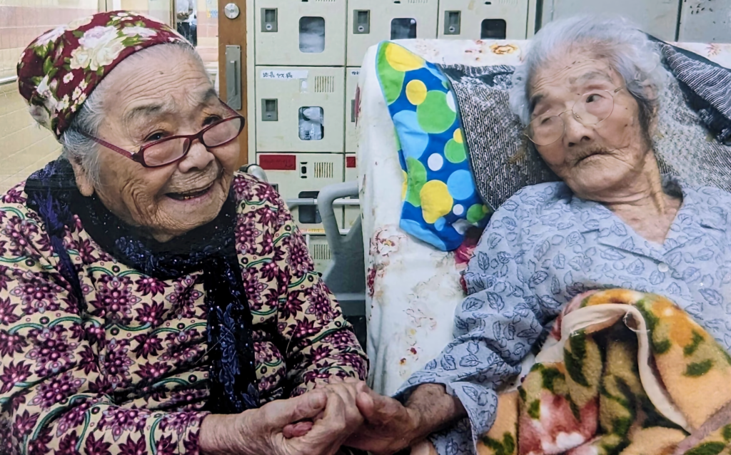 平良さん（当時106歳）と姉の我如古さん（当時111歳）、2016年6月