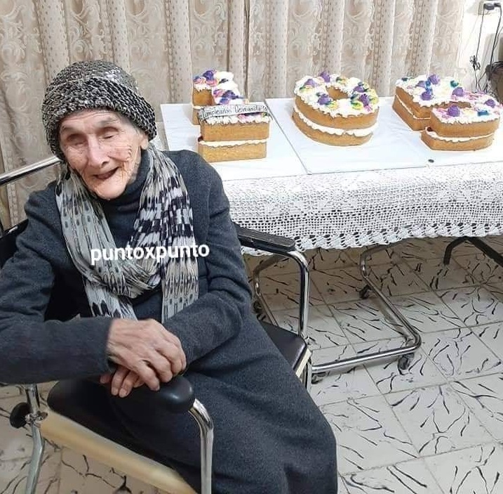 On her 105th birthday in 2019. (Source: Facebook/puntoxpunto.mx)