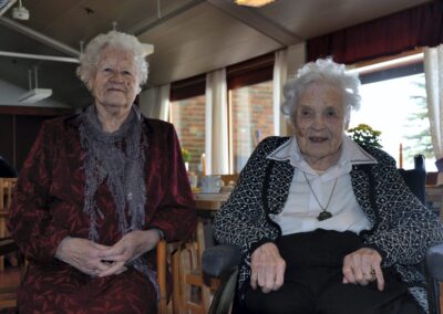 Høgetveit (left) shortly before her 103rd birthday, along with her sister (aged 100). (Source: Østlendingen)