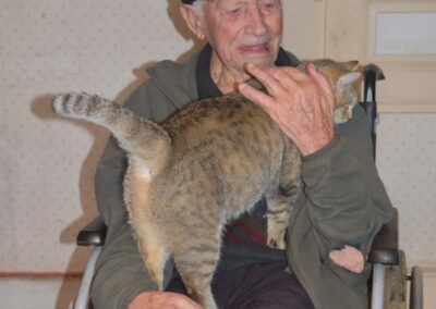 On his 108th birthday, with his cat. (Source: Le Progrès)