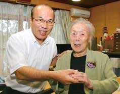 Matsumoto (right) at the age of 110, with the Mayor of Saijō, Masaru Aono. (Source: Saijō City)