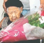 In September 2009, aged 108. (Source: Shizuoka Shimbun)
