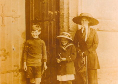 With her brother and their aunt, around 1910. (Source: rupertwilloughby.co.uk)