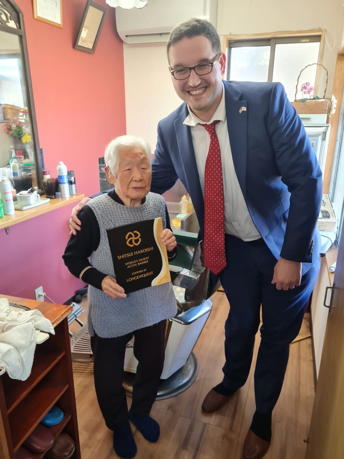 World’s Oldest Barber Gives Perfect Haircut at Age 107