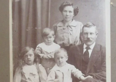 With her brothers and parents in (likely) the 1910s. (Source: The 110 Club)