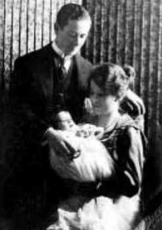 In 1918, with her husband and their daughter, Guiomar. (Source: O Estado de São Paulo)