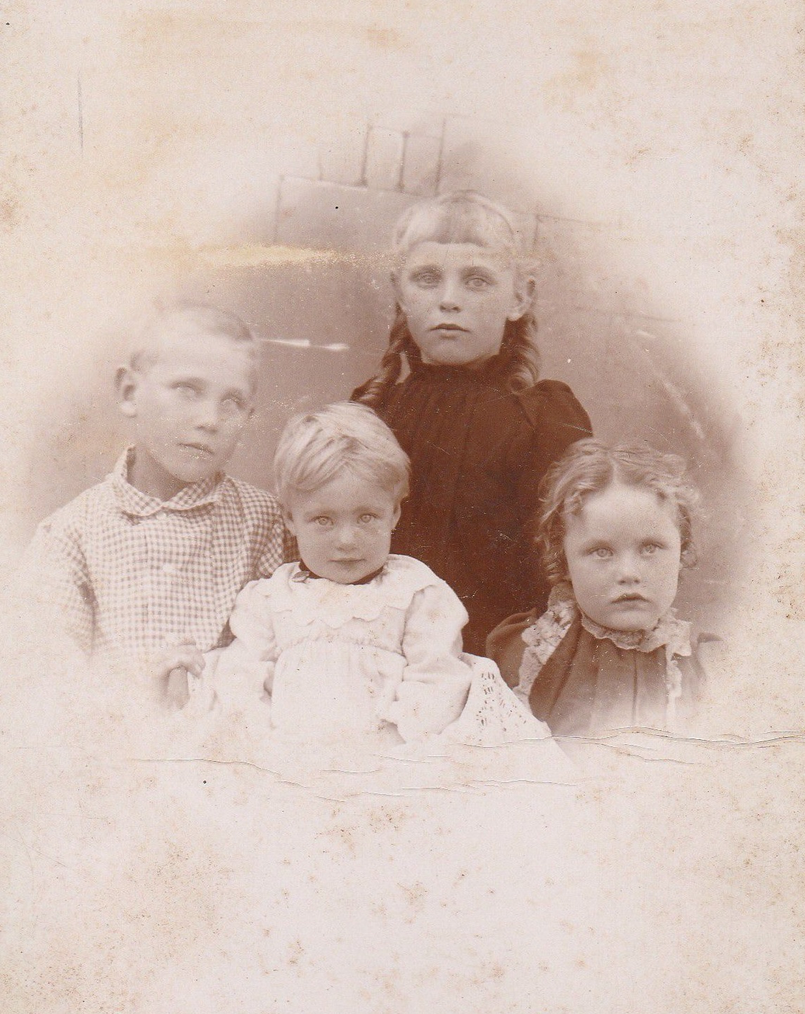 With her siblings. From left to right: Robert (aged 6), Laura (aged 2), Chloe (aged 8), and Sarah (aged 4). (Source: Find A Grave)