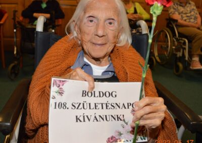 On her 108th birthday. (Source: szeogyorujbarat.blogspot.com)