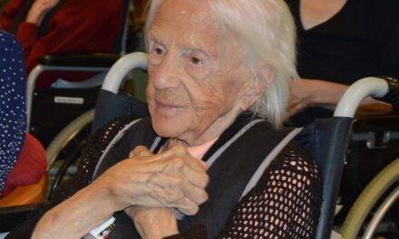 On her 110th birthday. (Source: szeogyorujbarat.blogspot.com)