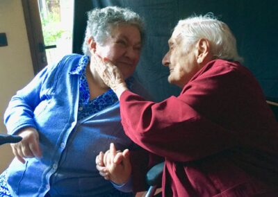 Bravo García (right) in July 2020, aged 106, along with her daughter. (Source: Centro de Humanización de la Salud.)