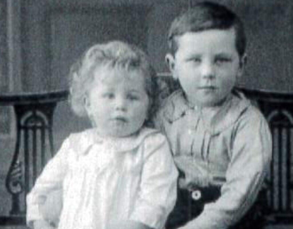 As a child, with her brother. (Source: ITVX)