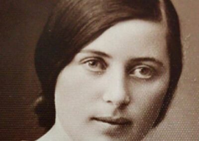 As a young woman. (Source: yediot.co.il)