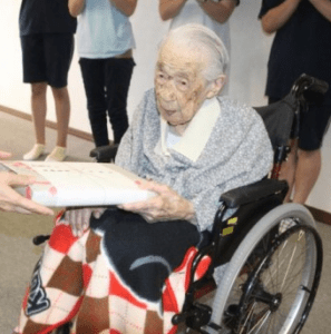 In September 2018, aged 110. (Source: Hakodate Shimbun)