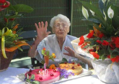 On her 110th birthday. (Source: La Nouvelle République)